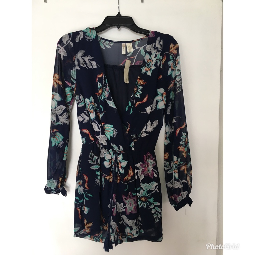 Brand new floral romper 🌼🌺🌸